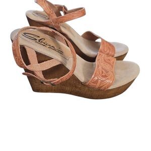 Sbicca Women's Size 7 Tan Brown Embossed Leather Wooden Wedges**FLAW